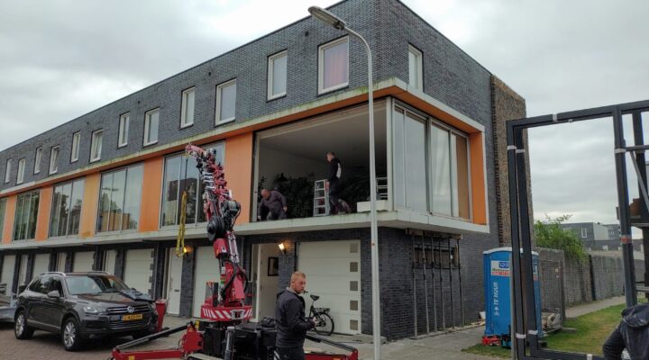 Mini hijskraan op locatie
