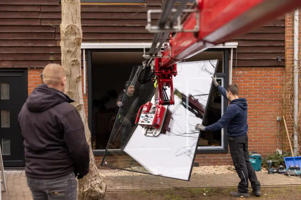 Glas plaatsen in kozijn met mini hijskraan