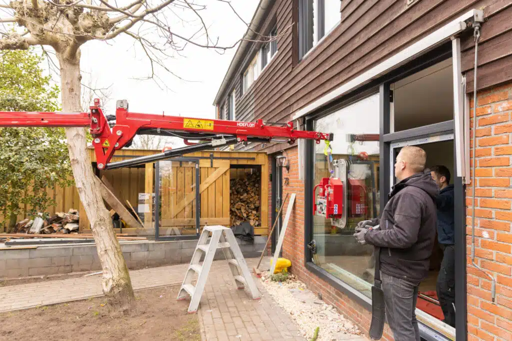 Raam geplaatst met mini hijskraan Friesland